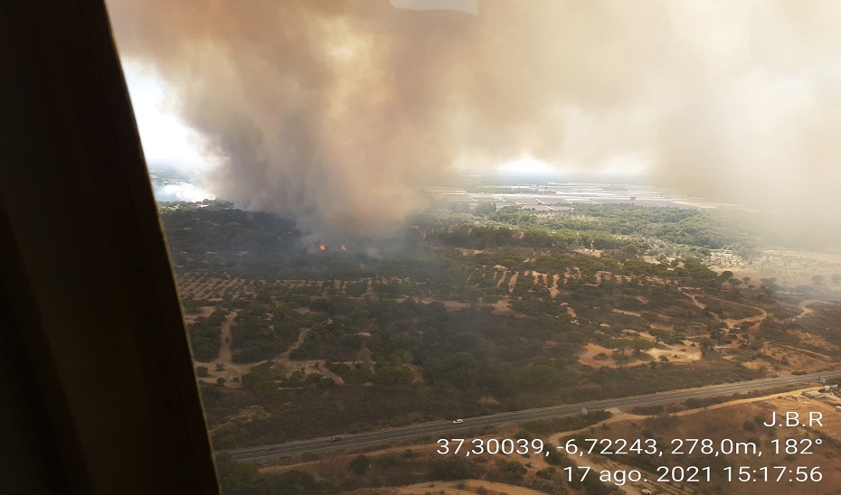 Imagen aérea del incendio forestal en Lucena del Puerto tomada por los efectivos del Plan Infoca.